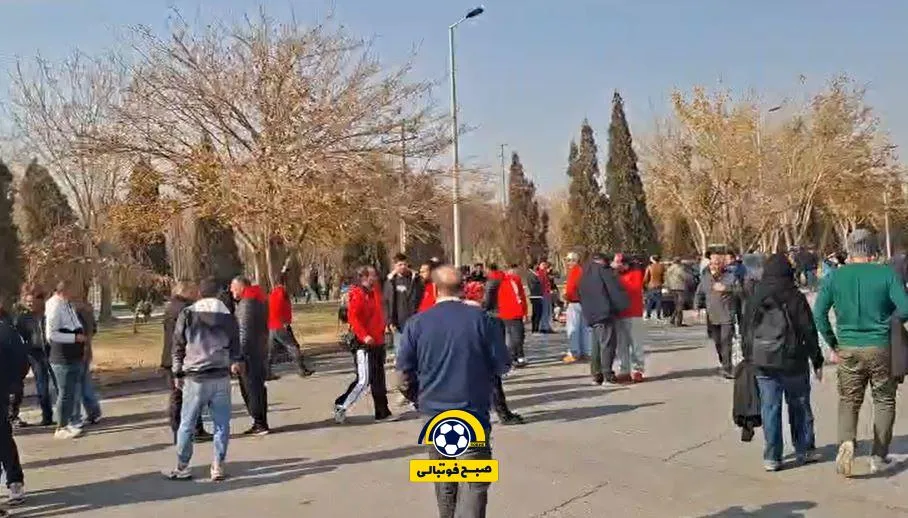 ویدیو| هواداران استقلال و پرسپولیس مقابل ورزشگاه اراک حاضر شدند