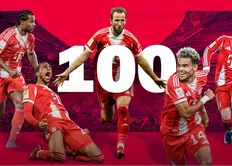 هری کین و اعضای دیگر باشگاه بایرن مونیخ در کنار عدد ۱۰۰ در پستر ویژه باشگاه