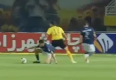 تصویر خبر اخراج آریا یوسفی با دریافت کارت قرمز مستقیم و 10 نفره شدن سپاهان