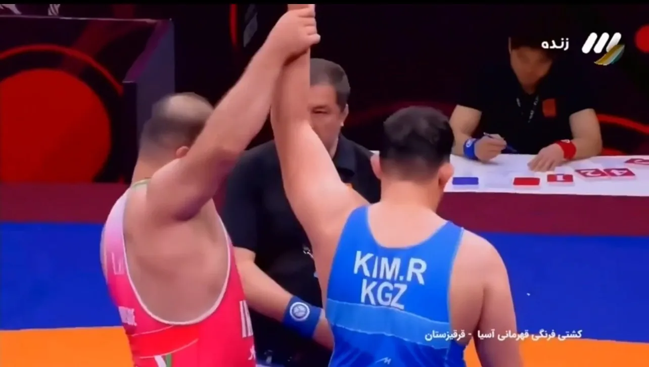 امین میرزازاده، سنگین وزن کشتی فرنگی ایران که قصد داشت از کشتی گیر قرقیزستانی که مقابل تماشاگران میزبان شکست خورده بود، دلجویی کند