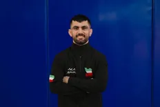 تصویر پرتره محمد حسینوند پناهی، فرنگی&zwnj;کار وزن ۵۵ کیلوگرم ایران با لباس مشکی تیم ملی و نشان پرچم ایران