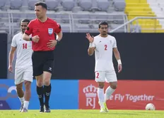 محمد محبی، سامان قدوس، دو بازیکن تیم ملی ایران در کنار داور