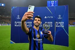 لحظه دریافت مدال نایب&zwnj;قهرمانی مهدی طارمی در لیگ قهرمانان اروپای فصل ۲۰۲۴/۲۵