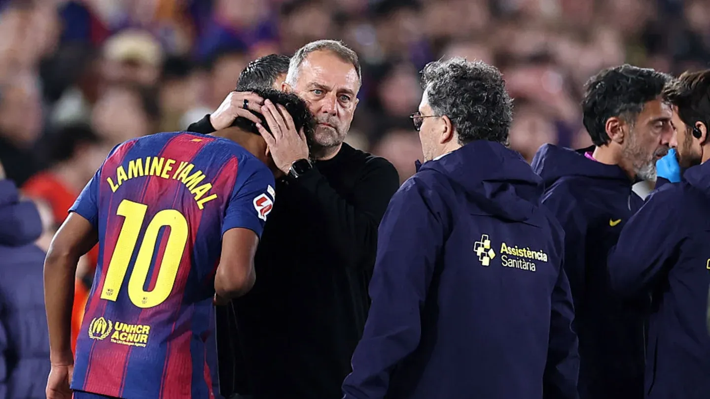 هانسی فلیک در حال دلداری دادن به لامین یامال، ستاره شماره ۱۰ بارسلونا، پس از مصدومیت در بازی مقابل سلتاویگو.