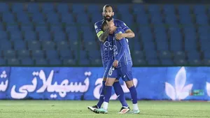 هنر سرزنی روزبه؛ استقلال صدرنشین شد