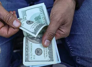 قیمت دلار امروز سه&zwnj;شنبه ۱۷ شهریور ۱۴۰۵؛ دلار به ۲۲۲ هزار تومان عقب نشست