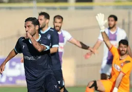 ویدئو |&zwnj; اتفاق باورنکردنی در لیگ ایران؛ حمله هواداران خشمگین به پلیس