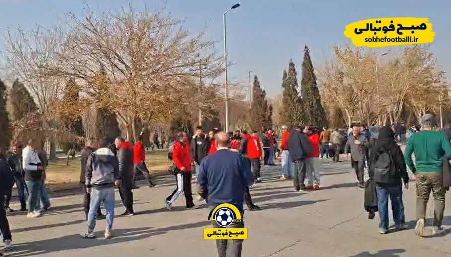 ویدیو| هواداران استقلال و پرسپولیس مقابل ورزشگاه اراک حاضر شدند