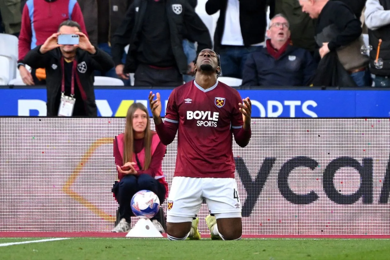 اکسل دیساسی در حال شادی پس از گل اکسل دیساسی در حال شادی پس از گل