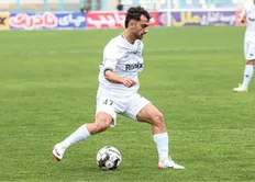 مجتبی فخریان بازیکن پرسپولیس با پیراهن ملوان در جریان بازی لیگ برتر