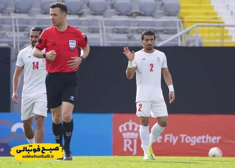 محمد محبی، سامان قدوس، دو بازیکن تیم ملی ایران در کنار داور