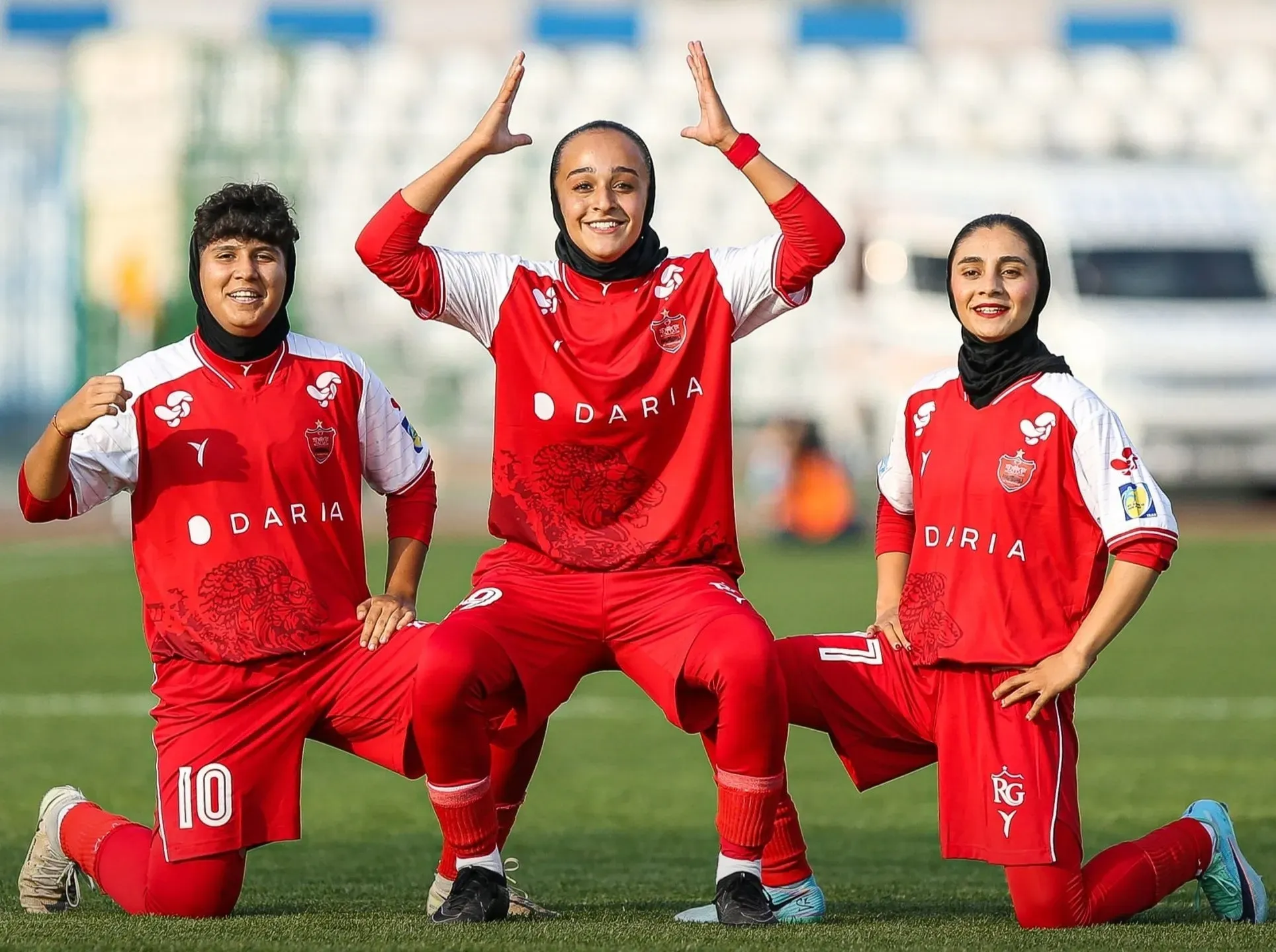 بازیکنان تیم فوتبال زنان پرسپولیس بعد از فتح اولین دربی زنان مقابل استقلال