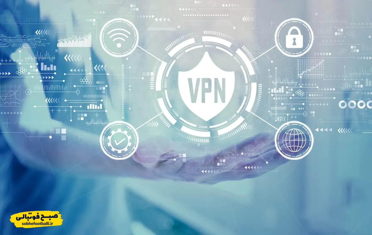 طرح گرافیکی مفهومی از امنیت شبکه و وی&zwnj;پی&zwnj;ان (VPN) که آیکون&zwnj;های قفل، کره زمین و سپر حفاظتی را در دستان یک فرد نشان می&zwnj;دهد.