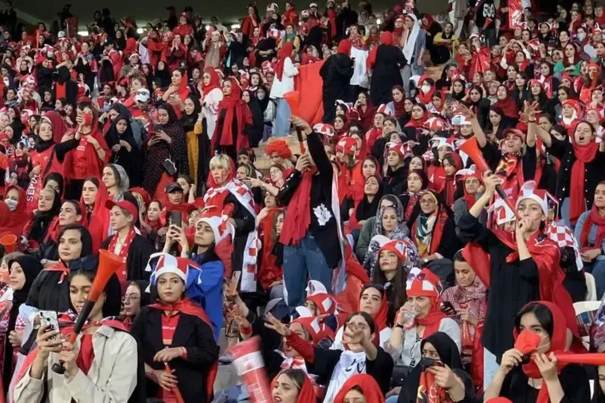 سر دادن شعار "خلیج فارس ایران، پرسپولیس قهرمان" از سوی بانوان هوادار.