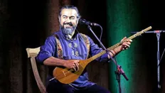 پرواز همای در حال ستار زدن