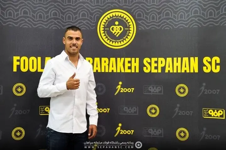 ریکاردو آلوز در کنار لوگوی سپاهان