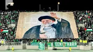 بالا بردن عکس رهبر معظم انقلاب توسط هواداران یک باشگاه خارجی + عکس