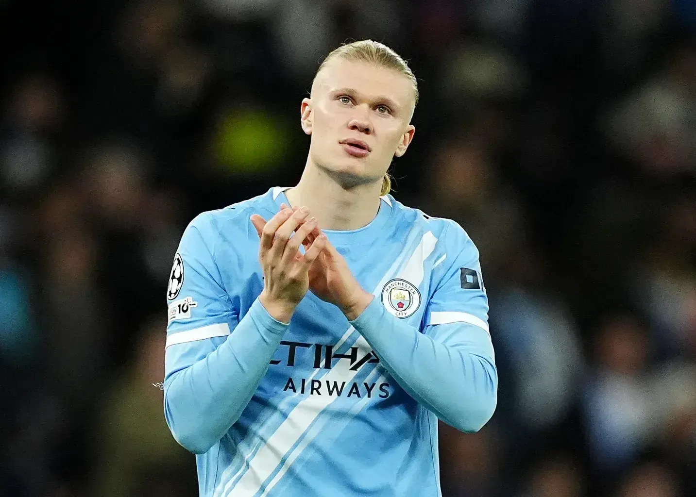 ارلینگ هالند در لباس منچسترسیتی در حال تشویق کردن ارلینگ هالند در لباس منچسترسیتی در حال تشویق کردن