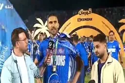 لحظه بالا بردن جام قهرمانی توسط کاپیتان حسینی
