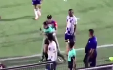 تصویر خبر ویدیو کتک&zwnj;کاری غیرمنتظره فوتبالیست با داور زن در زمین!