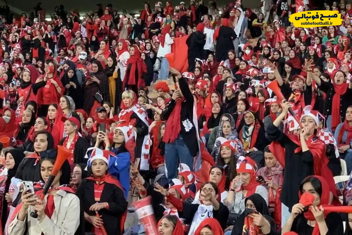 سر دادن شعار "خلیج فارس ایران، پرسپولیس قهرمان" از سوی بانوان هوادار.