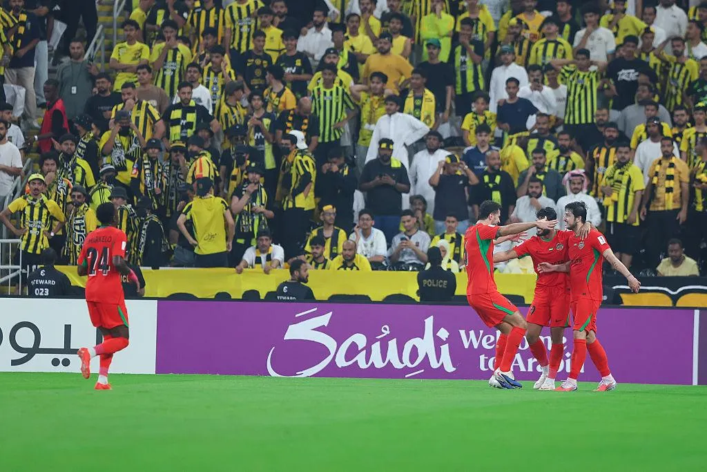 بازیکنان شباب الاهلی در دیدار مقابل الاتحاد پس از گل سردار آزمون در لیگ نخبگان آسیا ۲۰۲۶