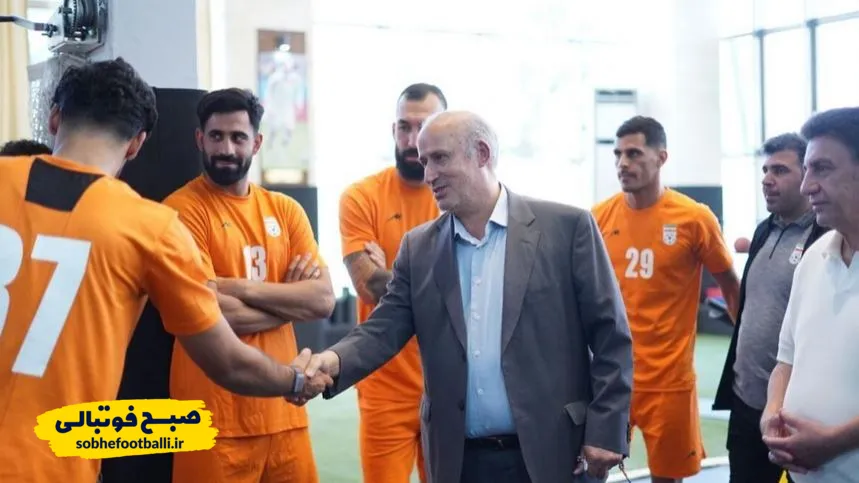 رئیس فدراسیون فوتبال سمت مردم ایستاد