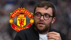 فابریزیو رومانو در کنار لوگو منچستریونایتد
