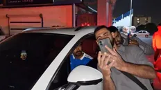 اعتراض هواداران استقلال به رامین رضاییان و عارف آقاسی در حاشیه دیدار اخیر