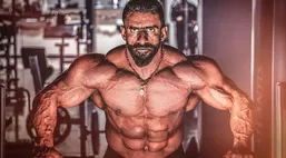 شوخی جالب مجری تلویزیون با بدن هادی چوپان