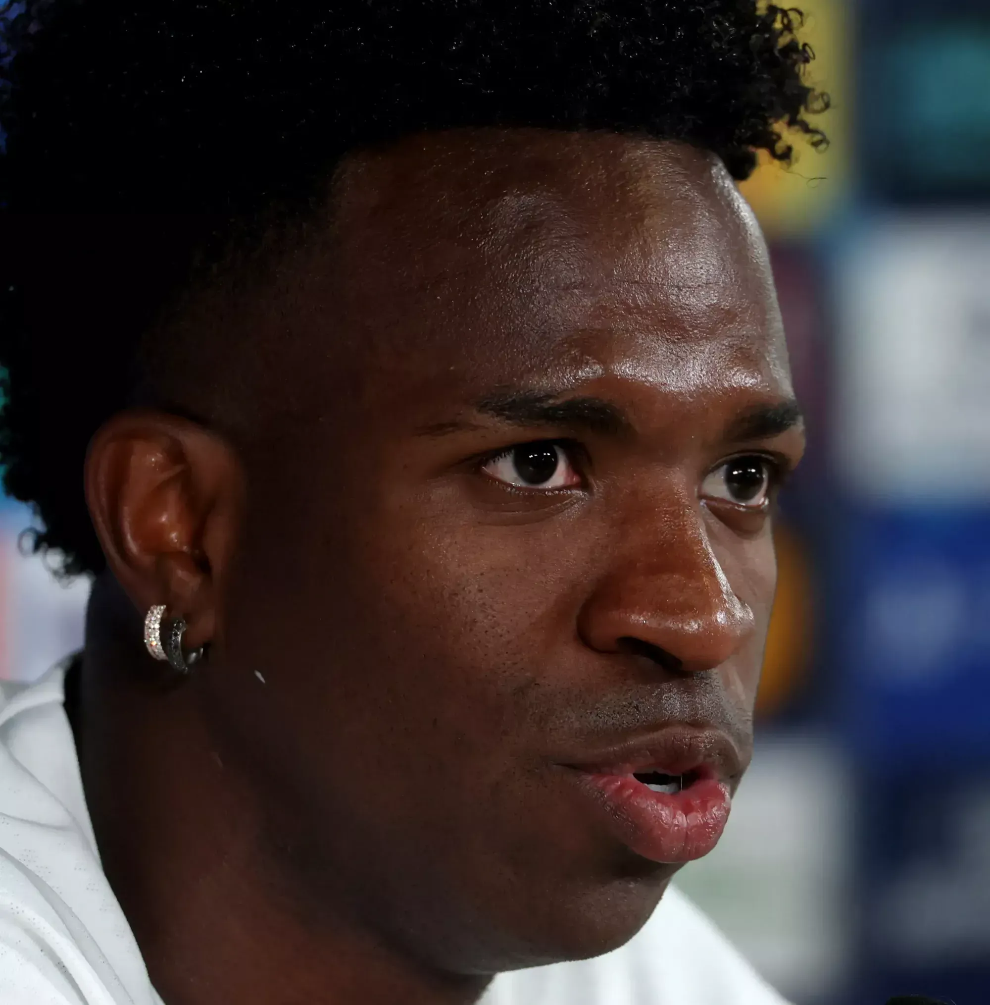 نمای بسیار نزدیک (کلوزآپ) از چهره وینیسیوس جونیور، ستاره رئال مادرید با گوشوارههای نگیندار در جریان نشست خبری نمای بسیار نزدیک (کلوزآپ) از چهره وینیسیوس جونیور، ستاره رئال مادرید با گوشوارههای نگیندار در جریان نشست خبری