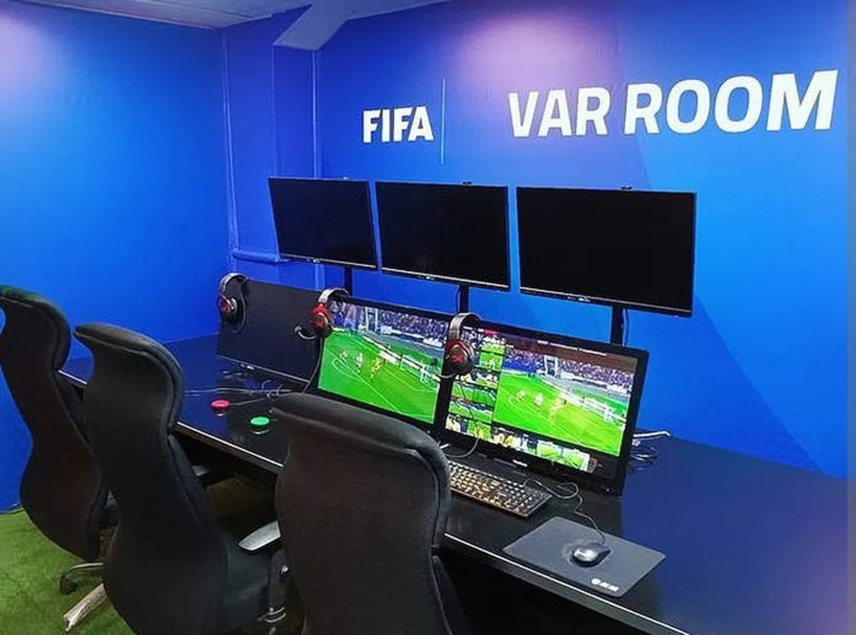 رسوایی بی&zwnj;سابقه در اتاق VAR؛ شرط&zwnj;بندی در جریان بازی!