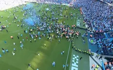 تصویر خبر حمله هواداران به درون زمین!