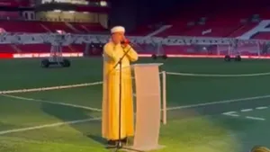 ببینید/ پخش اذان در استادیوم اولدترافورد به مناسبت ماه مبارک رمضان