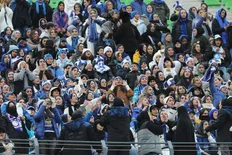 تصویر خبر حاشیه در اردکان؛ پرتاب بطری و شعار &laquo;حیا کن رها کن&raquo; علیه ساپینتو در بازی استقلال - چادرملو