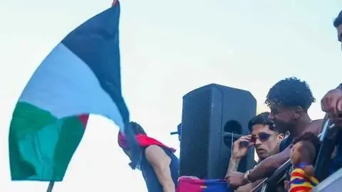 لامین یامال، ستاره جوان بارسلونا با پرچم فلسطین در اتوبوس سرباز