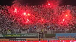 آتش&zwnj;بازی هواداران ملوان در ورزشگاه امام خمینی (ره) اراک