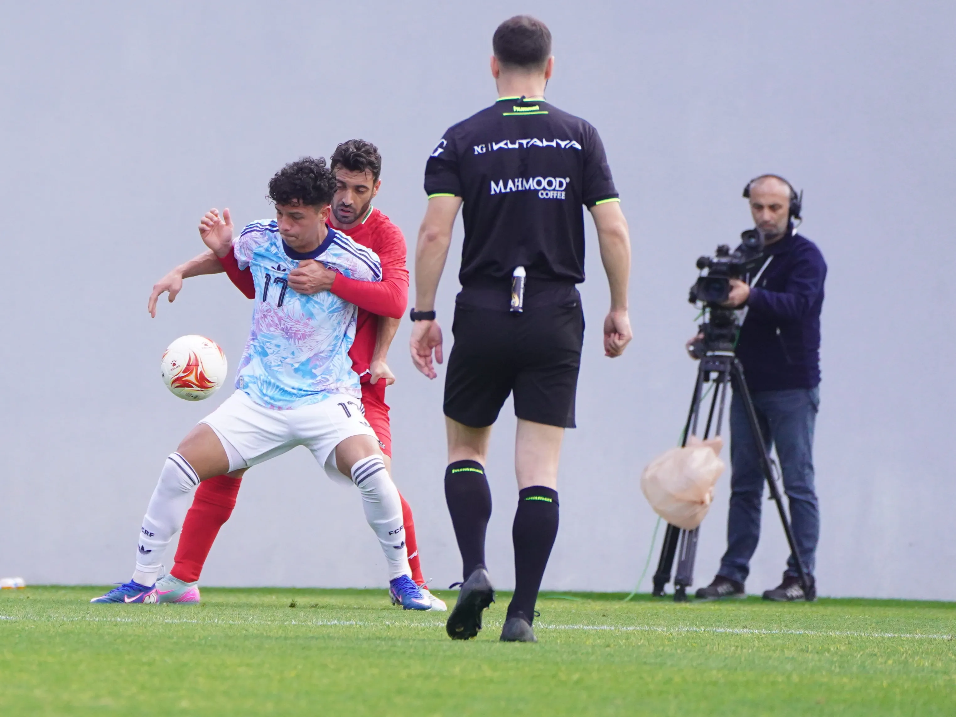 شجاع خلیل‌زاده، دفاع تیم ملی ایران کنار داور و یک تصویر بردار