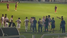 اقدام عجیب سرمربی بعثت کرمانشاه در فراخواندن بازیکنانش به کنار زمین با افتادن عمدی دروازه&zwnj;بان این تیم روی زمین!