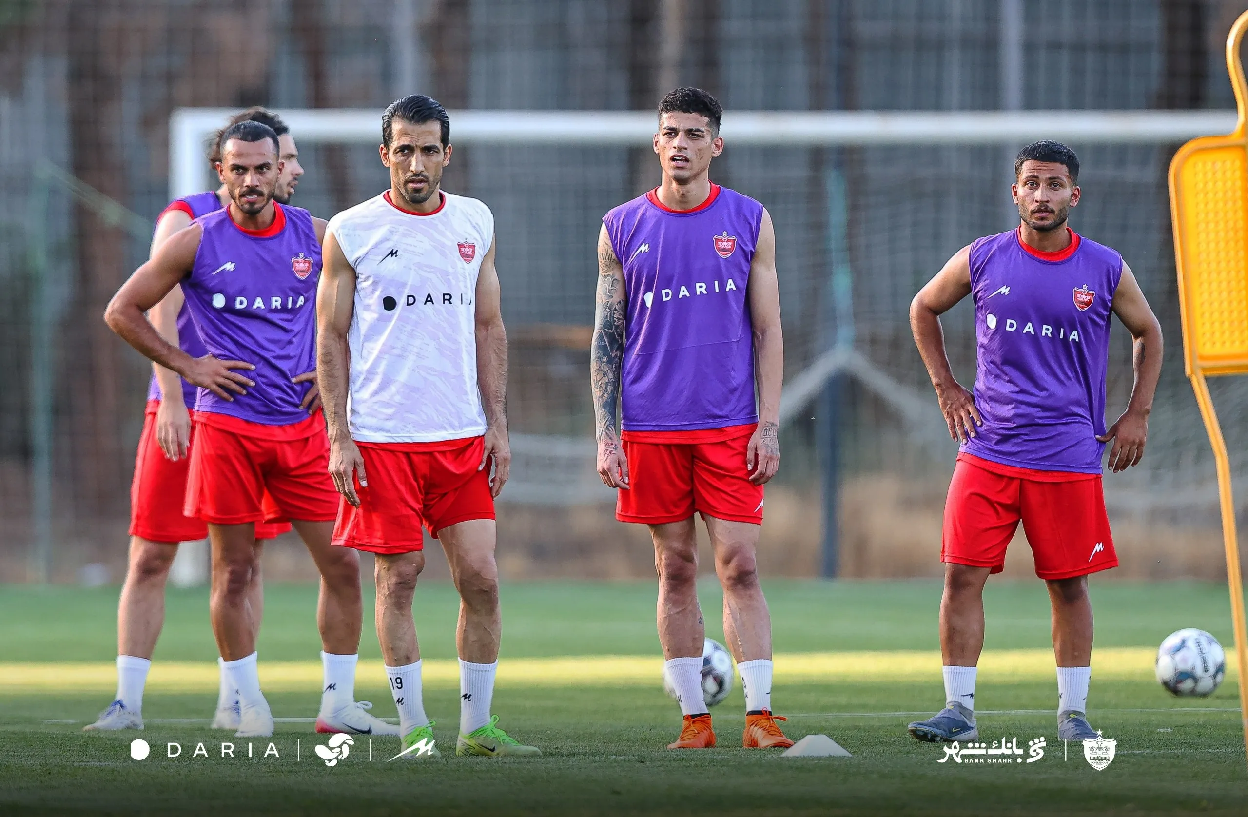 وحید امیری در کنار بازیکنان پرسپولیس