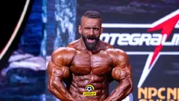 امضای وطن&zwnj;پرستانه هادی چوپان در قلب آمریکا!