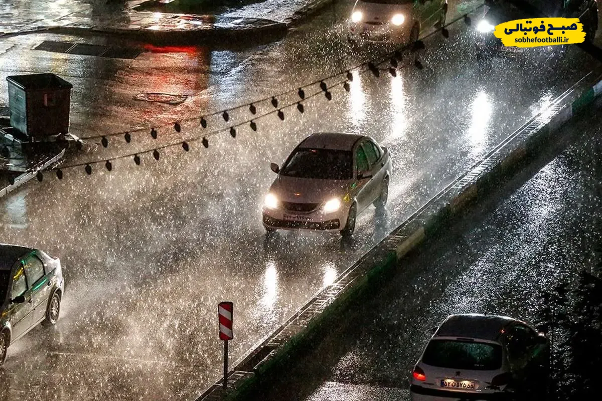 ماشین در هوای بارونی شب