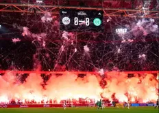 تصویر خبر محرومیت رسمی برای هواداران آژاکس پس از جنجال آتش&zwnj;بازی/ ورزشگاه آژاکس بسته شد