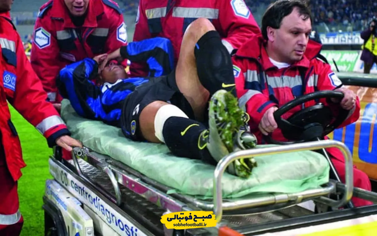 انتقال رونالدو نازاریو با برانکارد پس از مصدومیت شدید زانو در دیدار اینتر و لاتزیو سال ۲۰۰۰