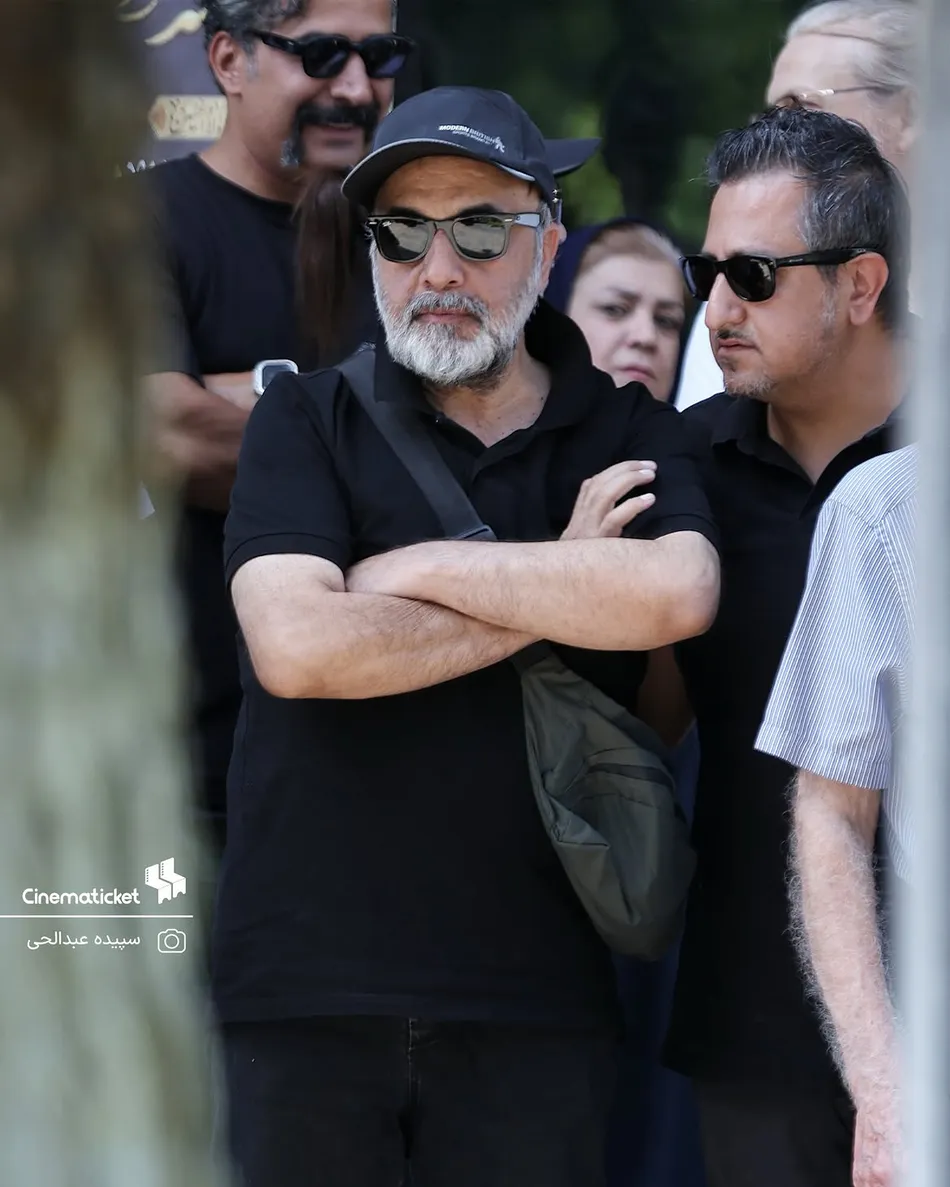 هنرمندان در مراسم تشییع اکبر عبدی