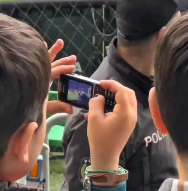 حرکت تحسین‌برانگیز سردار دورسون؛ از موبایل دکمه‌ای تا دوربین دیجیتال برای هوادار ۹ ساله + تصاویر