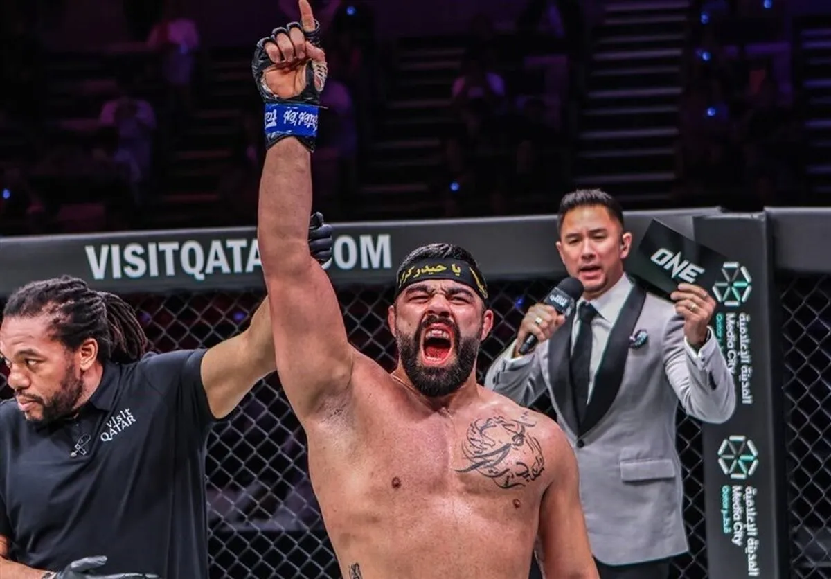 ویدئو | کری&zwnj;خوانی جنجالی امیر علی&zwnj;اکبری مقابل تونی جانسون؛ اشاره به جنگ ۱۲ روزه