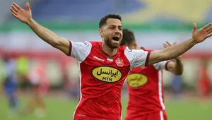 بازگشت ویژه پورعلی&zwnj;گنجی؛ مدافع مصدوم پرسپولیس با آتل به مصاف چادرملو می&zwnj;آید!