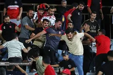 تصویر خبر درگیری شدید هواداران پرسپولیس مقابل درب باشگاه