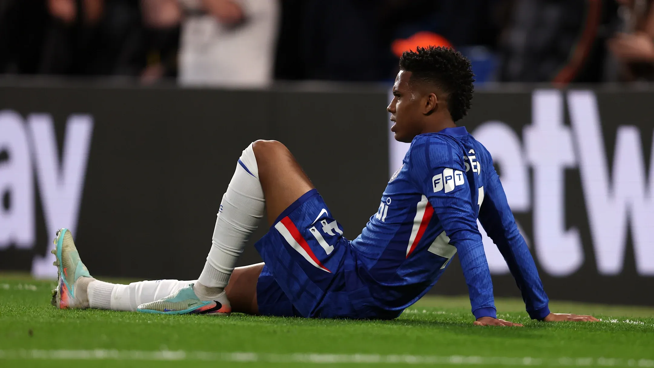 مصدومیت استوا ویلیان، ستاره برزیلی چلسی، و نشستن او روی زمین چمن در جریان بازی مقابل منچستریونایتد در لیگ برتر ۲۰۲۶.